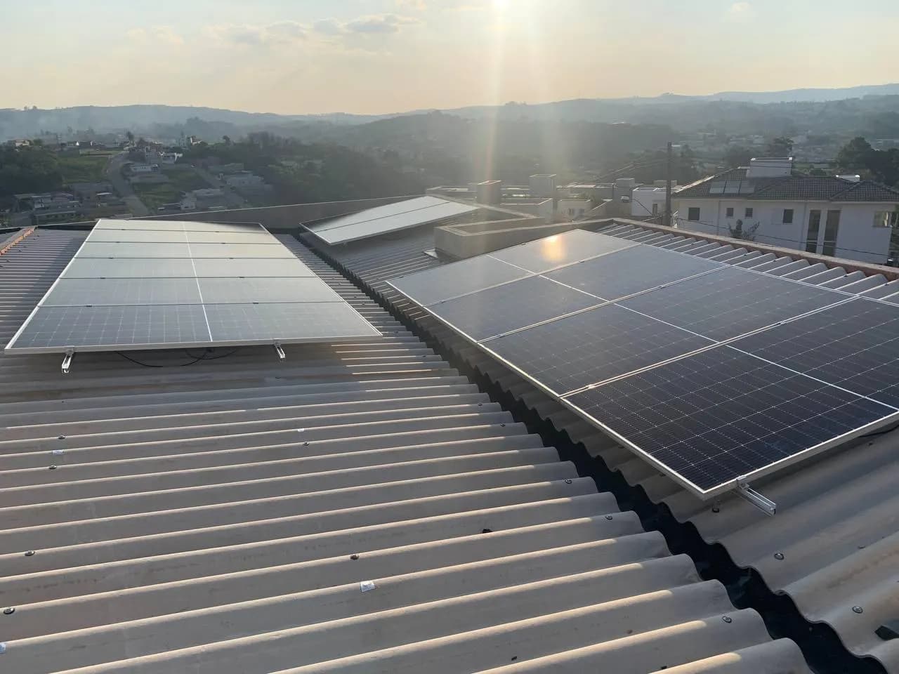 Sistema solar em telhado de fibrocimento ao pôr do sol