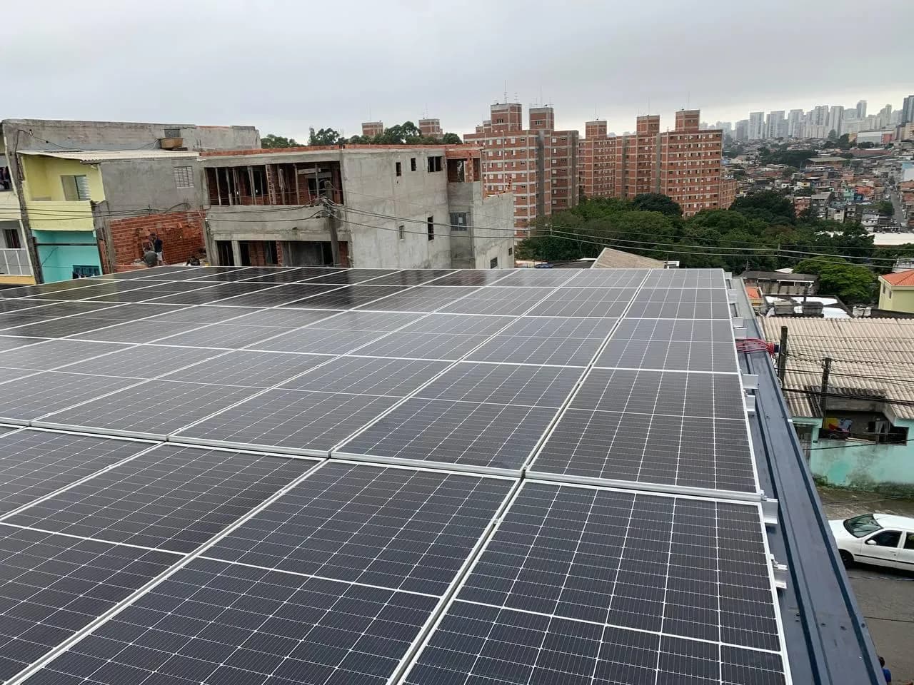 Grande sistema solar comercial em cobertura urbana